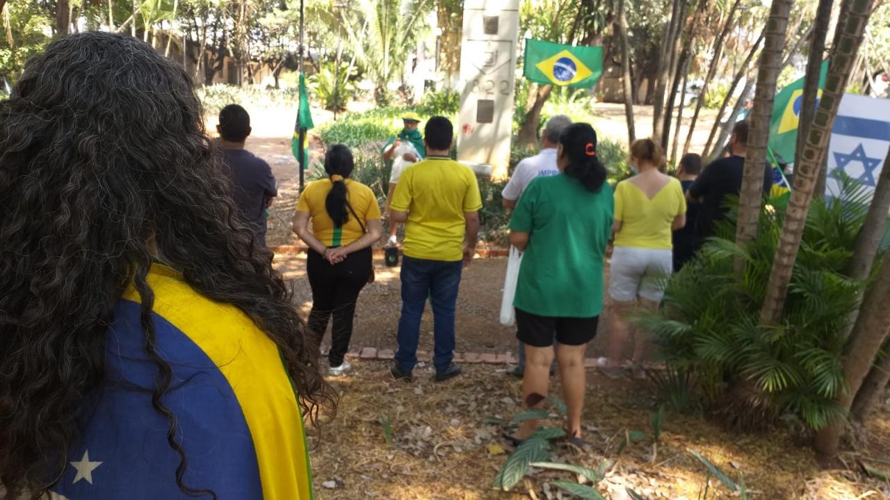 Foto 16 de 31 — Manifestantes fazem ato pró-Bolsonaro na Praça da Independência; veja imagens